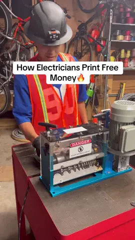 What Electricians do for Fun when they are bored #electrician #electriciansoftiktok #contractor #bluecollar #apprentice #bluecollarboys #construction #union #copper #electricianlife #hendythesparky #trending 