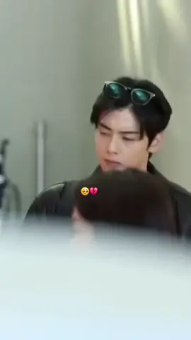 me duele verlo así😥, se veía un poco triste, no se veía feliz como otras veces desde que entró camino con la cabeza hacia abajo y pensativo y solo sonrio un poco......😥🥺🥹 #✨️💫 #eunwoo #parati #paratii #leedongmin #CHAEUNWOO #차은우 