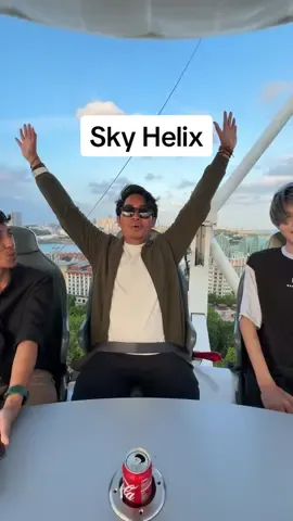 Naik Sky Helix cuman 200ribuan loh udah gitu dapat minum juga lagi✨ Ini sih hal yang wajib banget kalian coba di Singapura ya. Lokasinya ada di Sentosa Island. #Singapore #Singapura #SkyHelix #YourWorldOfJoy #KlookPromoCode #klookkreator 
