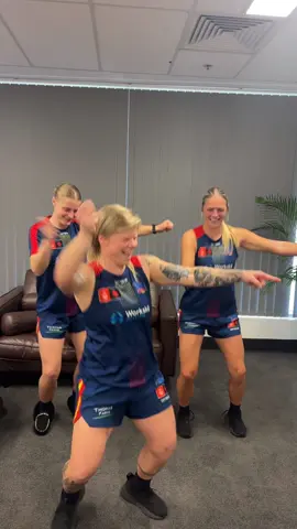 Put your hands up on your hips 💅🏻 #putyourhanduponyourhip #trending #dancetrend #funny #adelaidecrows #aflw #afl 