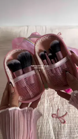 mini makeup brush set perf for my pouches 💘💫 #makeupbrush #makeupbrushset #makeupbrushes #brush #travelsize #makeup #pink #fyp #fypp #viraltiktok 