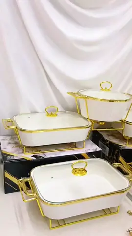 *PRASMANAN FIORENZA LINING GOLD SERIES LGM-712C/712A* Terbuat dari bahan porselain yang bermutu. Disajikan dengan bahan yang higienis dan mudah dibersihkan, produk ini memiliki kesan elegan dalam menggunakannya. Cocok untuk menaruh hidangan sajian untuk keluarga. Bahan Dasar Keramik Porselain *Spesifikasi basi bentuk segi :* 1 Pcs Penutup Bahan Kaca 1 Pcs Rak 1 Pcs Wadah Segi (-+31 x 23 x 7 cm) 2 Pcs Lilin Penghangat *Spesifikasi basi bentuk bulat :* 1 Pcs Penutup Bahan Kaca 1 Pcs Rak 1 Pcs Wadah Bulat (Diameter -+23 cm & Tinggi 10 cm) 1 Pcs Lilin Penghangat HARGA : 1.800.000/set