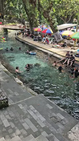 wisata air umbul di klaten terfavourit . kolam renang umbul cokro atau omac obyek mata air cokro . di sini ada 3 layer yg bisa buat berenang y ges . paling atas ada waterboom , tengah ada sungai yg saya video ini dan di bawah kayaknya sungai arum jeram mantab sekali #umbulcokroklaten #umbulcokro #wisata #wisataklaten #klaten #sumbermataairaqua #aqua #waterboom #kolamrenang #fyp #fypシ゚ 