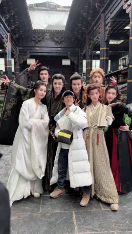 Linziye Douyin & Xiaohongshu update ตะหนูบอกคิดถึงการแพทย์และเพื่อนๆของไป๋จิ่ว 🩵💙 #FangsOfFortune #大梦归离 #โหวหมิงฮ่าว #HouMinghao #侯明昊 #เฉินตูหลิง #ChenDuling #陈都灵 #เถียนเจียรุ่ย #TianJiarui #田嘉瑞 #เฉิงเซียว #ChengXiao #程潇 #หลินจื่อเย่ #Linziye #林子烨 #สวีเจิ้นเซวียน #Xuzhenxuan #เหยียนอัน #Yanan #闫桉 #ล่ายเว่ยหมิง #Laiweiming #赖伟明