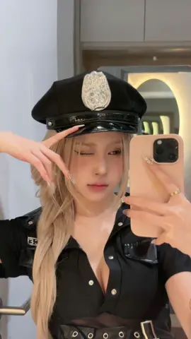 cô cảnh sát =))))