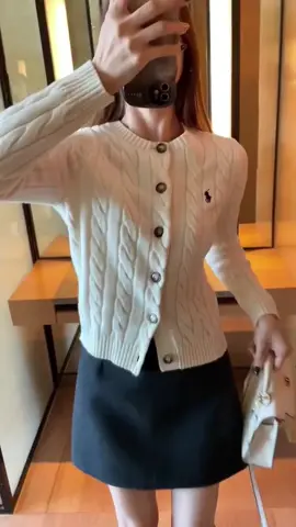 Áo len vặn thừng thêu hình ngựa #aolen #aokhoac #aocardigan #thoitrang #thoitrangtiktok #phoidoxinh #donu #moingaymotoutfit #thinhhanh #xuhướng #fyp 