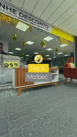 🛋✨ Transforme sua sala com o Rack Malbec Wood! ✨🛋 Esse rack é perfeito para TVs de até 55 polegadas! Tem uma porta ripada super estilosa e muito espaço para seus aparelhos e decoração. Com um design lindo e prático, ele deixa seu ambiente mais organizado e moderno. Não perca a chance de deixar sua casa ainda mais aconchegante! 😍