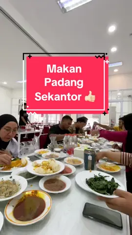Kantor kita tutup sebentar karena.... Mau makan padang enak sekantorz Menurutku ini makan yang paling nikmat itu ya kaya gini, rame-rame. Nikmatnya jadi naik 2x lipat.. Alhamdulillah semua happy! Habis makan kita balik kerja lagi. Semoga semain semangat kerjanya ya guys. #ownerbolosego #bolosego #ownerlife 