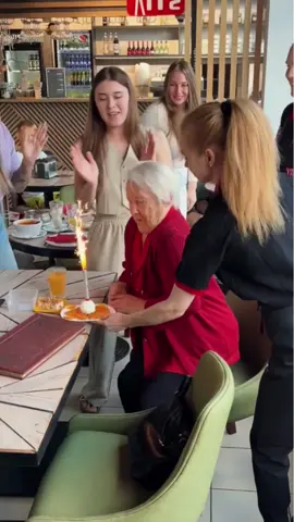 Respect ♥️The elderly are always precious♥️#fyp #respect #amazing #respectmoments #respectvideos #respectwomen #kindness 
