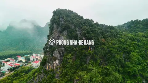 Phong Nha - Kẻ Bàng không chỉ mê hoặc du khách bởi những hang động hùng vĩ, mà còn bởi vẻ đẹp của bầu trời xanh biếc, những dãy núi trùng điệp ẩn hiện giữa biển mây bồng bềnh và dòng sông Son thơ mộng chảy dưới chân núi. Mỗi mùa nơi đây đều mang một nét đẹp riêng biệt, nhưng có lẽ vào những ngày thu, Phong Nha mới thực sự hiện lên với vẻ dịu dàng và thanh khiết nhất. Màu xanh thẳm của bầu trời, những áng mây lững lờ trôi, và không gian thanh bình bao quanh sẽ khiến bạn như lạc vào một miền cổ tích. Trong khoảnh khắc ấy, tâm hồn dường như được thả trôi theo gió, nhẹ nhàng hoà cùng đất trời. Đến Phong Nha, không chỉ để khám phá cảnh đẹp mà còn là để tìm lại sự an yên sâu thẳm trong lòng. Đó không đơn thuần là một chuyến du lịch, mà là một hành trình để tâm hồn được thanh thản, tái sinh giữa thiên nhiên hoang sơ và đầy quyến rũ.