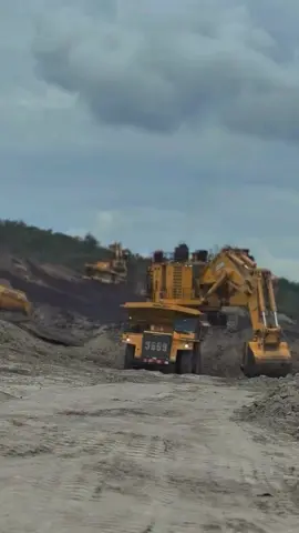 pamapersada #fyp #storykerja #storykuli #tambangbatubarakalimantan #tambanghitz #tambangbatubara #tambang #kalimantan #pamapersadanusantara #pama #mentahanvideo #mentahan #komatsu #pejuangrupiah #operator #operator_excavator #operatormuda #helperexcavator #kalimantan #sorotan #fyp #anaktambang #storykuli #bahanswmu #kulitambang #safety 