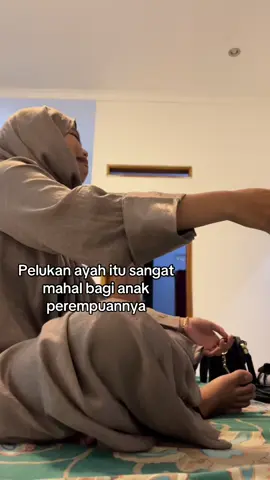 Sampai detik ini aku belum percaya ada cinta yg lebih hebat daripada cintanya seorang ayah ke anak perempuannya🥰 #fypシ゚ #fypp #cintasejati #ayah #ayahhebat #pelukanhangat #anakperempuan #loveyou #ikuttrend #zyxcba 