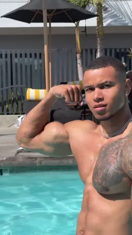 Sol, calor & piscina!☀️🥵💦😈 #gatopreto #sexymen #sexy #morenos #homensmaduros 