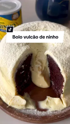 Bolo vulcão Choconinho 😍 Gente, só digo uma coisa pra vocês, SALVEM E FAÇAM ESSA RECEITA!! Ficou surreal 😍 Ingredientes:  3 ovos  1/2 xícara de óleo  1 xícara de açúcar  1 xícara de leite  1 colher de chá de essência de baunilha  3 colheres de sopa de chocolate em pó 50%  2 xícaras de farinha de trigo  1 colher de chá de bicarbonato de sódio  1 colher de sopa de fermento  Modo de preparo:  No liquidificador acrescente os ovos, açúcar, essência de baunilha, leite, óleo e chocolate em pó, bata por 2 minutos, acrescente a farinha de trigo, o fermento e o bicarbonato, bata por 30 segundos no máximo ( não bata demais). Unte uma forma com furo no meio com manteiga e chocolate em pó e despeje a massa, asse em forno pré aquecido à 180 graus por 45-50 minutos, espere esfriar e desenforme.  Cobertura:  1 lata de leite condensado  2 caixinhas de creme de leite  6 colheres de sopa de leite em pó  150 gramas de chocolate branco  Misture tudo muito bem e leve em fogo médio, quando levantar borbulhas desligue o fogo e jogue por cima do bolo, peneire leite em pó e aproveite! Fica sensacional de gostoso 🤤😍 Gostaram?  #bolo #chocolate #brigadeiro #bolovulcao #massa #recheio #confeitaria #receita #sobremesa #doce #fy 