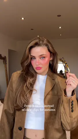 So demure 🫶🏼💋 #frenchtwist #CapCut 