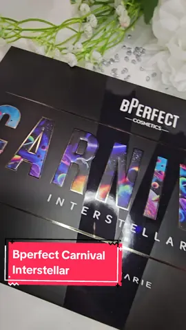 Dragonki dzisiaj przychodzę do was z paletą od @bperfectcosmetics  🌌Carnival Interstellar🌌 ⭐️Paleta posiada 45 cieni ⭐️30 matów ⭐️8 błysków ⭐️4 foliowe brokatowe błyski ⭐️3 sprasowane duochromy Kolory są mocno napigmentowane chociaż strefa szarych cieni moim zdaniem wypadła najgorzej.  Błyski oślepiaja nas oczywiście aż z kosmosu 🪐 Nie osypują się i dobrze ze sobą współgrają. Blendowanie nimi staję się przyjemnością 😜 Przez różnorodność kolorów możemy nią stworzyć makijaż jaki tylko chcemy!  Jak wam się podoba? Macie coś z tej firmy?  Lubicie taką różnorodność kolorów w paletach?  #bperfect #bperfectcosmetics #paletka #palette #cienie #carnival #interstellar #fullcolor #beauty #beautiful #makeup #makeuplover #cosmetics #cosmeticslovers #instamakeup #instagood #color #all #cosmos #paletteswatches #swatches