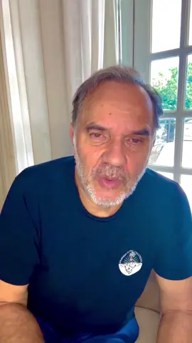 O ator Humberto Martins usou as redes sociais na manhã desta quarta-feira, 25, para conversar com o público a respeito de um assunto importante sobre sua saúde. Por meio de um vídeo publicado no Instagram, o artista desmentiu a notícia de que estaria com mal de Parkinson. De acordo com Humberto, a informação falsa vem circulando nas redes sociais desde 2021. Ao longo do registro, o veterano garantiu que está bem e ressaltou que a informação se trata de uma fake news. 🎥 Instagram