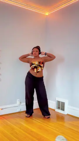 Just doin ma lil dancey dance 👉🏼👈🏼 🙃 keep the song requests coming 😎🔥 #matta #tamilsong #thalapathyvijay 