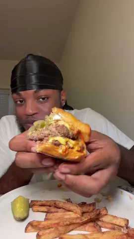 Double cheeseburger & crispy fries  #foryoupagе #Foodie #burgers #mukbang #fy #fye #fries🍟 