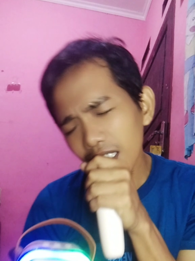 REKOMENDASI SPEAKER BLUETOOTH MINI KARAOKE .  .  .  .  #karaoke #rekomendasi #speaker #bluetoothspeaker #lipsting #syaifulhost #nyanyi 