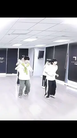 Bị luỵ nụ cười của ảnh rùi #tfgiatocf4 #tffamily #lau_18 #thoidaiphongtuan #trầndịchhằng 