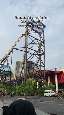 menguji kekuatan doa mamah🤭 tapii seru mau naik lagi😭 #fyp #xyzbcafypシ #4upage  #transstudiobandung #rollercoaster 