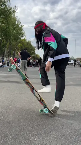 🏄‍♂️ Riding as an hippie dude 🛹☮️for our birthday association Docksession @Loaded Boards & Orangatang @Paris Truck Co. #longboarding #longboard #paris 
