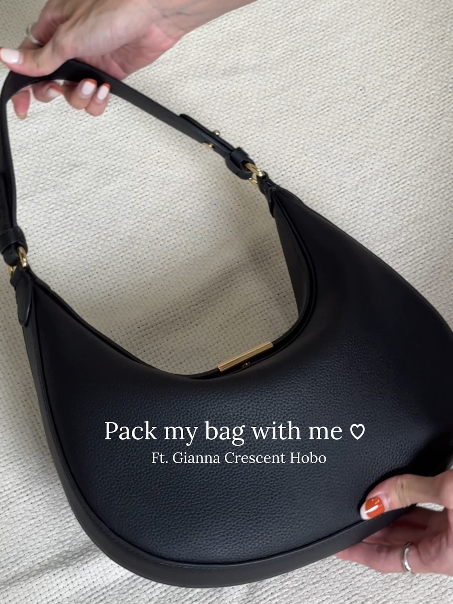 เห็นบางๆ แบบนี้ แต่จุของได้แบบขั้นสุด รับรองว่าจะเป็นกระเป๋าลูกรักใบใหม่ของคุณแน่นอน สั่งซื้อ Gianna Crescent Hobo ได้แล้ววันนี้