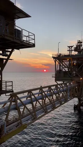 🌅🌅 #CapCut #vibessunset #kalimantantimur #offshore #offshorelife #sunset #fy #fyp 