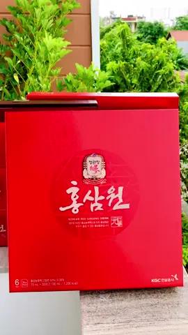 Nước Hồng Sâm Won KGC Jung Kwan Jang (30 gói x 70ml) - Là sản phẩm dinh dưỡng được kết hợp giữa tinh chất hồng sâm đậm đặc 6 năm tuổi và các thành phần phụ quý như táo tàu, gừng khô, quế, kỷ tử giúp bổ sung sinh lực, hồi phục sức khỏe, đặc biệt là những người luôn mệt mỏi trong cuộc sống hiện đại ngày nay. 👉 Công dụng nổi bật - Có tác dụng hỗ trợ tăng cường sức đề kháng cho cơ thể. - Điều hòa quá trình trao đổi chất, thanh lọc cơ thể, chống quá trình lão hóa. - Tăng khả năng tiêu hóa để người sử dụng ăn ngon và ngủ tốt hơn. - Cải thiện hoạt động của các tế bào hệ thần kinh, cải thiện trí nhớ. - Cải thiện chức năng hô hấp và tăng khả năng miễn dịch. - Tăng sản xuất hồng cầu, làm đẹp da, cải thiện sự thèm ăn cho người lớn tuổi. - Cải thiện sự căng thẳng, mệt mỏi cho người sử dụng. - Cải thiện sức khỏe phụ nữ thời kỳ mãn kinh. 👉 Đối tượng sử dụng - Người yêu thích hương vị đậm đà từ tinh chất hồng sâm. - Người muốn tăng cường hệ miễn dịch, tăng cường sức khỏe, trí nhớ. - Người muốn bổ sung năng lượng tức thì, chống lại cảm giác mệt mỏi. 👉 Hướng dẫn sử dụng - Người lớn ngày dùng 1 lần/ 1 gói trực tiếp. - Trẻ em dưới 15 tuổi dùng nửa lượng trên.  - Không sử dụng trà và cà phê sau khi dùng hồng sâm để tránh bị mất tác dụng #kgc #nuochongsam #jungkwanjang #suckhoe #hangtieudung #hongsamhanquoc 