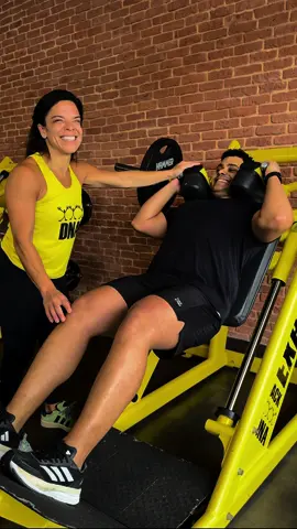 Será que a DNA é isso tudo mesmo? 🤔 Fomos visitar a DNA experience da incrível Carol Vaz que ficou amplamente conhecida pelo seu método de treinamento único. Tendo como referência o treino para mulheres, criaram a DNA que abrange muito bem esse público e trás uma estrutura de academia de mais de 3.000 metros e com aparelhos excelentes.  Além da musculação que você é acompanhado sempre por um profissional, que pode ser a Carol, inclusive, temos as famosas aulas coletivas que eu cansei só de olhar kkk.  Pra mim, esse foi o melhor centro de treinamento para mulheres que já visitei até o momento. A diária para treinar na DNA é R$ 300,00 e a mensalidade vai de acordo com o plano.  O que você achou?  Endereço: Av. das Américas, 10017 - Barra da Tijuca - RJ  #musculacao #gym #academia #ginasio #Fitness #maromba #academiasincriveis #melhoresacademias #gymsreviews #reviewsdeacademias #gymequipaments #aparelhosdeacademia #gymmachines #treino #treinofuncional #luxurygyms #academiasdeluxo #incrediblegyms  #bodybuilding #maromba #sommelierdasacademias #academiaemuberaba #academiaemminas #gymssommelier #ginasio #centrodetreinamento #DNAEXPERIENCE #carolvaz #treinofeminino #academianabarra #academianorj 