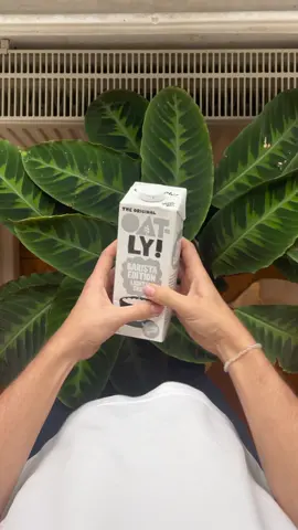Testing the Oatly barista edition lighter taste 🙃🤙🏻  @Oatly   Was quite happy with it! :)  #oatly #coffee #latteart 