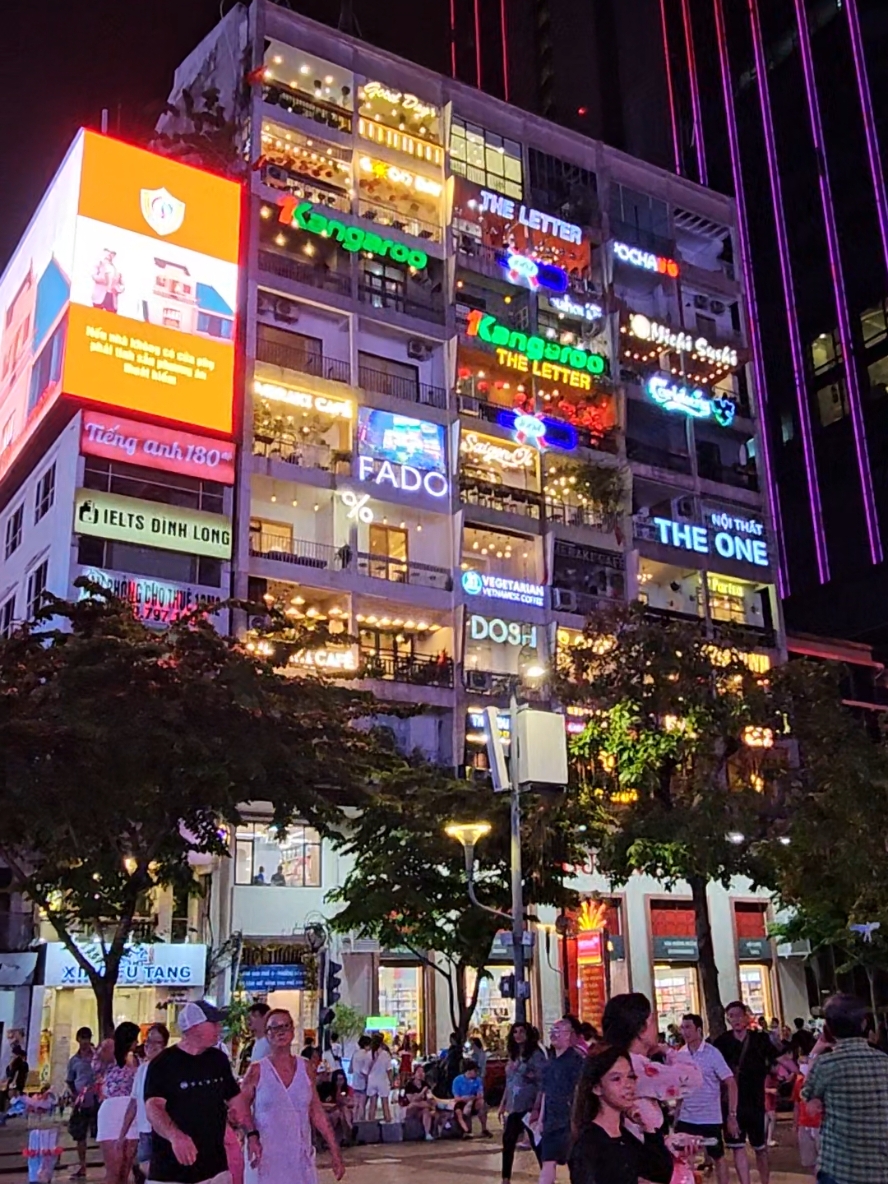 NGUYEN HUE WALKING STREET is pedestrian street/Street performers on nightlife destination. one of the famous for touristm. Worth to visit. Enjoy and thanks for watching  #CapCut #explorevietnam #thefacevietnam #fy #fypシ゚viral #traveltiktok #vietnamvibes #vietnamvibes #hochiminhcity #hanoi #travelvlog #nighlifevietnam #walkingstreet #entertainment 