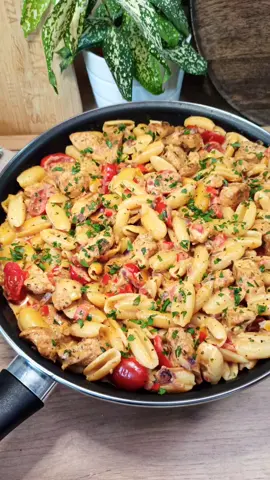 Pyszny i prosty makaron z kurczakiem i warzywami w doskonałym sosie.  To danie zachwyci każdego miłośnika makaronów. Jest aromatyczne, pełne warzyw i soczystego kurczaka, a przy tym aksamitne i niezwykle proste. Składniki: - 1 czerwona cebulka - 1 papryka (różne kolory) - garść pomidorków koktajlowych - garść natki pietruszki - 2 piersi z kurczaka + 1 łyżka przyprawy kebab/gyros - łyżeczka płatków chilli  - 2 ząbki czosnku - 1 łyżka koncentratu pomidorowego  - 0,5 łyżeczki soli, pieprzu, papryki - 1 łyżeczka bazylii i oregano  - 1 chochla wody z makaronu - 250 ml śmietanki 30% - 300 g makaronu #comfortfood #szybkieprzepisy #pyszneprzepisy #domoweobiady #kurczak #makaron #EasyRecipe #pyszne #food 