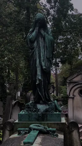 My comfort place with my favourite song 🫀🪦 #aesthetic #darkacademia #darkacademiaaesthetic #darkacademiavibes #darkaesthetic #gothaesthetic #gotharchitecture #graveyard #cemetery #paris #perelachaisecemetery #goth #gothvibes 