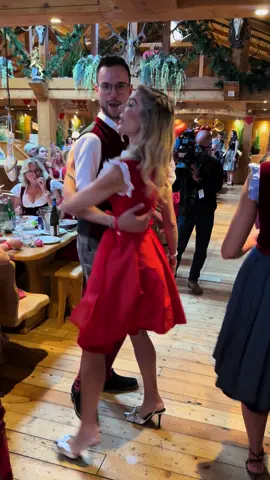 #astridsöll #astridsölldirndlcouture #astridsöllcouture #dirndl #wiesn #red #dancing #blogger #fun #party #fy #fyp #happy 