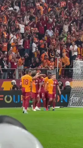 Ismail Jakobs'un 'Aşkın Olayım' esnasında tribünlere ve Mauro Icardi'ye hayran hayran bakışı 🫠 #öneçıkar #follow #galatasaray #ultraaslan #following 