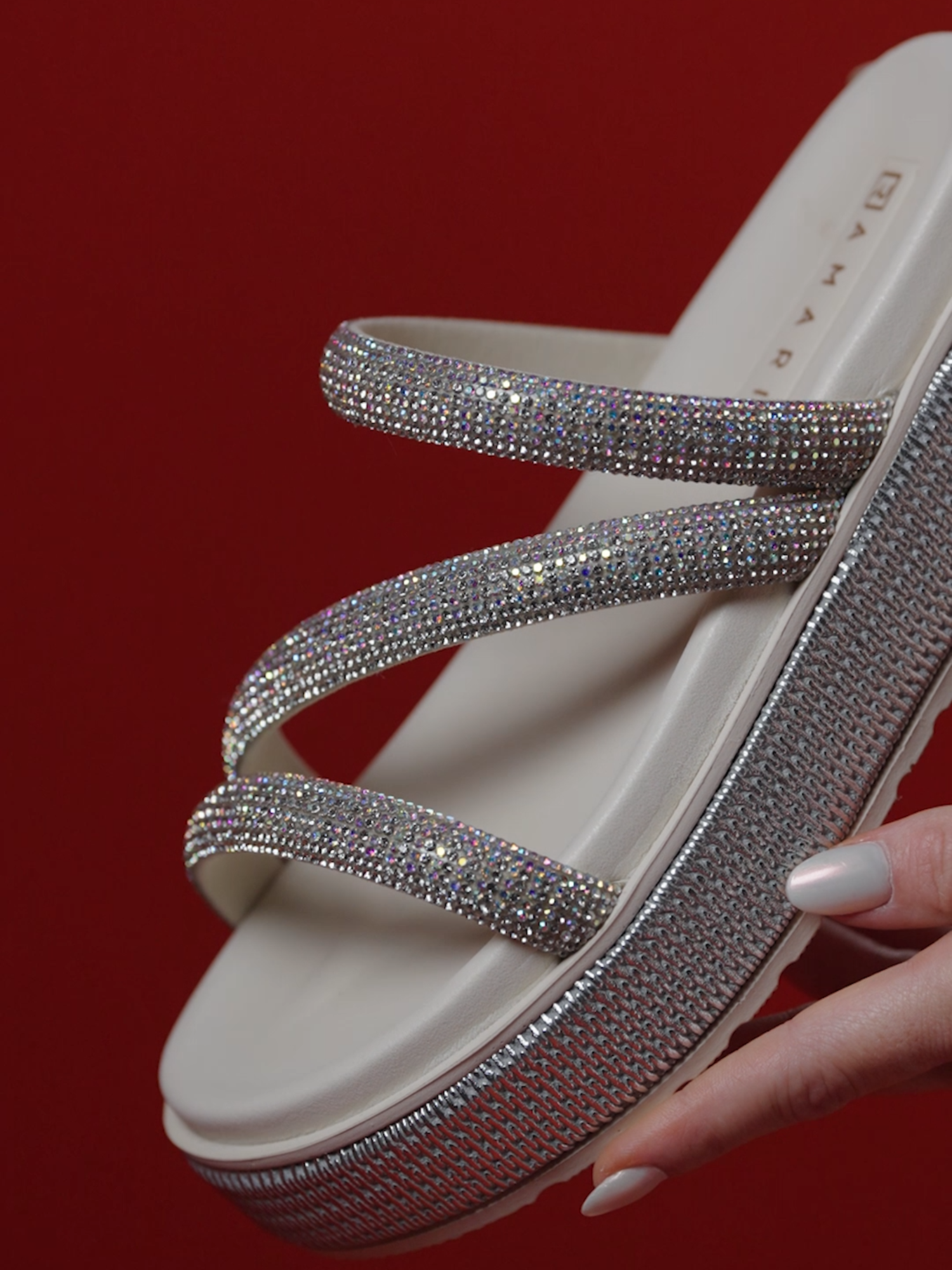 Estamos encantadas com cada detalhe desta papete! Com brilhos nas tiras, ela traz charme e leveza ao seu look, sendo a peça-chave do seu closet. Prepare-se para arrasar! ✨ Compre online em até 6x e receba na sua casa ou encontre a loja mais próxima de você pelo nosso site oficial. www.ramarim.com.br Ref: 2443202 #ramarim #primavera #verao #citytobeach #sapatofeminino #papete #fashion