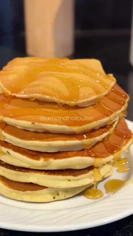 Já fiz minha parte, agora você é só você mandar pra quem vai fazer essa panqueca americana pra você 🤤🤌🏼 Ingredientes: 1 ovo  2 colheres (sopa) de açúcar  1 colher (sopa) de óleo  1 colher (chá) de essência de baunilha  1xic de trigo  3/4 xic de leite  1 colher (café) de fermento  Modo de preparo está no vídeo 🫶🏻 #receita #panqueca #panquecaamericana #cafedamanha #receitasimples