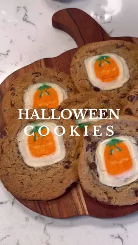 Halloween cookies 🎃🍪🤤  Bake at 350 for 12 minutes #halloween #cookies #fall #cookiesoftiktok #halloweencookies #spookyseason #DIY #satisfying 