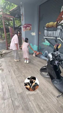 I came across and photographed Kalin in March of this year, when she was helping her mom sell food in Chiang Mai. I've been keeping in touch with them since then and visit them every time I return to Chiang Mai. Kalin is not only responsible but also considerate. Her mom told me that whenever people come to buy their food without enough money, it makes Kalin feel sad. That's why they constantly help those in need, even though their own situation isn't perfect. This time, I happened to witness this beautiful gesture firsthand. #streethotographer #streetportrait #streetphotography 