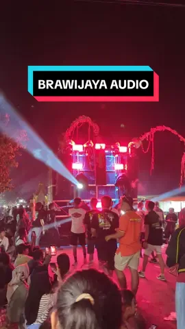 Brawijaya Audio Soundsystem merupakan salah satu sistem audio yang dikenal memiliki kualitas suara yang sangat kuat dan jernih. Dibeli dari Brewog Audio, sebuah penyedia soundsystem ternama, Brawijaya Audio telah menjadi bagian dari perhelatan karnaval di Gumukmas, Jember. Kehadirannya dalam karnaval tersebut memberikan nuansa meriah dengan dentuman bass yang menggema, alunan musik yang menghentak, dan kualitas suara yang mampu menghidupkan suasana. Soundsystem ini terkenal mampu menarik perhatian banyak orang, terutama saat acara-acara seperti karnaval yang membutuhkan audio yang besar dan jelas. Dalam perhelatan di Gumukmas, Brawijaya Audio ikut menyemarakkan suasana dengan memberikan pengalaman audio yang mengesankan bagi para peserta dan penonton karnaval. Suara yang dikeluarkan dari soundsystem ini membuat musik terdengar lebih hidup dan atraktif, menambah semarak karnaval yang penuh dengan parade, hiburan, dan penampilan budaya. #brawijayaaudio #brawijayaaudiojember #soundsystem @brawijaya_audio_pu 