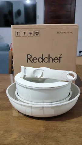 Non stick pan. super aesthetic tapos quality pa. sobrang kapal ng pan at naka ceramic coated nadin. detachable yung handle kaya space saver ito.  #redchef #cookware #nonstick #nonstickpan #ceramiccoating #kitchenware #kitchen #fyp #foryou #foryoupage 
