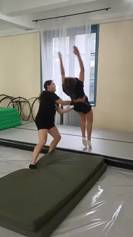сальто назад) #акробатика #гімнастика #сальто #сальтоназад #спортинаяакробатика #спортдлядітей #спорт #гімнастикакиїв #акробатикакиїв #акро #acro #acrobatics #gymnastics #tumbling #flip #backflip ##acrokids #acrostudiokyiv 
