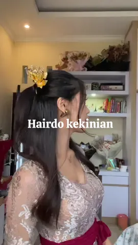 Tutorial hairdo lagiii nih , tapi beda versi sama sebelumnya ya dan tentu pasti pkai dari @Kencana Collection Bali #hairdosimple #hairdokekinian #hairdobrismaids  #hairdobali 