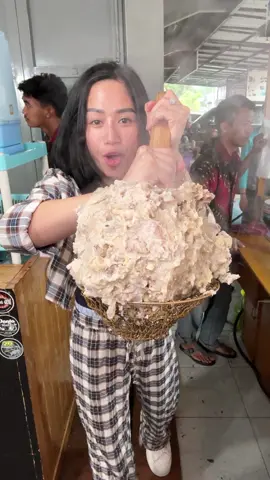 Kalau di daerah Kalian ada Bakso yang ukurannya lebihbbwsar dari ini langsung info di kolom komen ya, ada waktu Omay dan Team nanti datang dan ngonten disana Bakso Rusuk Klenger, Majalaya - Bandung #faridanurhan #awurawuremplok #serunyaditiktok #foryourpage #fyp #kuliner #food #kulinerbandung #bandung 