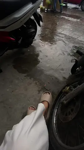 Trời mưa tầm tã , lòng người lạnh ướt . Chỗ trú chân cho thế gian này , máy ai sẽ có #video #xuhuongtiktok  @Phương Hằng 