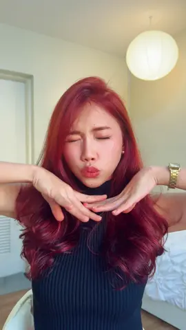 WHAT DO YOU GUYS THINK OF MY NEW HAIR 🫣✨🥰♥️ #hairtok #haircolor #hairdye #hairtransformation #dyeingmyhair #burgundy #bremodburgundy #burgundyhair #redbrown 