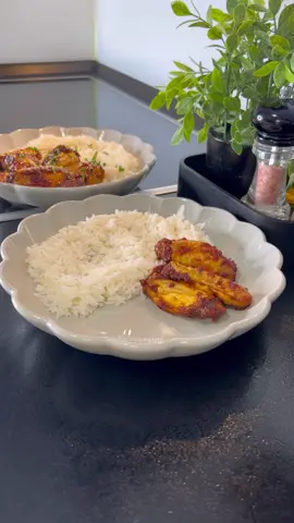 Selam canlar ❤️ Tatlı acı soslu kanat tarifim var sizlere 😍 • 🍗tarif: 8-10 adet kanat 2 diş sarımsak  2 yemek kaşığı soya sosu 2 yemek kaşığı sıvıyağ 1 çay kaşığı karabiber Çok az kimyon Çok az zerdeçal 🍗sos için: 1 yemek kaşığı soya sosu 1 yemek kaşığı sıvıyağ 1 tatlı kaşığı bal 4 yemek kaşığı ketçap 1 tatlı kaşığı tavuk baharatı 🍗yapılışı: Kanatları ikiye bölelim. Soja sosu, sıvıyağ, sarımsak ve baharatlar ile karıştıralım. 180 derece fan ayarda 1 saat pişirelim. Daha sonra tavaya soya sosu, sıvıyağ, bal, ketçap ilave edip karıştıralım. Pişen kanataları ve biraz sosundan ilave edelim. Üzerine tavuk baharatı serpelim. Karıştıralım. 5-10 dk pişirelim. Afiyet olsun 😍 • • Hallo meine Lieben ❤️ Heute möchte ich mit euch das Geflügel mit Süß-Scharfe Soße Rezept teilen 😍 • 🍗Rezept: 8-10 stück Geflügel 2 Knoblauchzehe  2 Esslöffel Sojasoße 2 Esslöffel Öl 1/2 Teelöffel Pfeffer Etwas Kreuzkümmel Etwas Kurkuma Pulver 🍗 für die Sauce: 1 Esslöffel Sojasoße 1 Esslöffel Öl 1 Teelöffel Honig 4 Esslöffel Ketchup 1 Teelöffel Hähnchen Gewürz 🍗 Zubereitung: Hähnchen, Geflügel halbieren mit Sojasoße Knoblauch und Gewürze mischen. Auf ein Backblech geben und im Ofen bei 180° Umluft für 1 Stunde backen.  In einer Pfanne Ketchup, Öl, Sojasoße miteinander mischen und erhitzen danach die Geflügel zu geben Hähnchengewürz drüberstreuen und vermischen . Für 5-10 Minuten kochen lassen. Guten Appetit 😍 • • #chicken #teriyaki #chickenrecipes #chickenwings #wings #fy #fyp #foryou #nefis #yemek #food #Foodie #foodporn #foodblog #foodblogger #foodstagram #inspo #inspiration #freitag #friday 