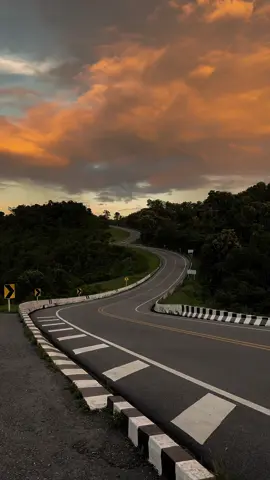 ถนนหมายเลข 3 วันนี้สวยมากเลยเน้อะ ไม่เคยทำให้เสียใจเลย น่าน 😊 #น่าน #น่านหน้าฝน #ทริปนี้ที่รอคอย #เที่ยวกะโฟล์ค 